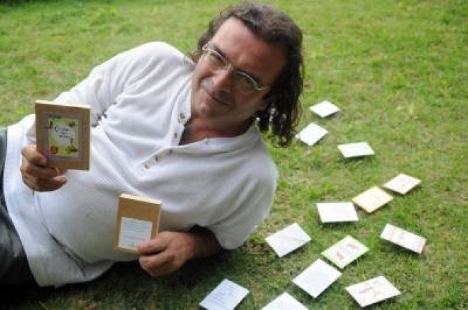 04/12/2013. Crédito: Geyzon Lenin/Esp.CB/D.A Press. Brasil. Brasília - DF. Jogo do Bichos. Vicente Sá com o jogo.