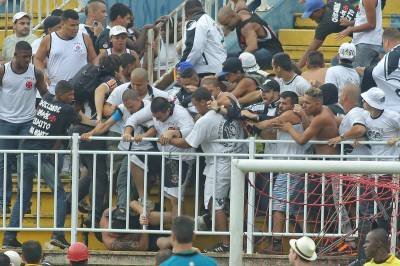 08/12/2013. Crédito: Heuler Andrey/AGIF/Agência O Globo. Brasil. ville - SC. Briga entre torcedores durante jogo entre Atlético - PR e Vasco válido pelo Campeonato Brasileiro de Futebol 2013 - Série A, na Arena ville. - (crédito: Heuler Andrey/AGIF/Agência O Globo) 08/12/2013. Crédito: Heuler Andrey/AGIF/Agência O Globo. Brasil. ville - SC. Briga entre torcedores durante jogo entre Atlético - PR e Vasco válido pelo Campeonato Brasileiro de Futebol 2013 - Série A, na Arena ville. - (crédito: Heuler Andrey/AGIF/Agência O Globo)