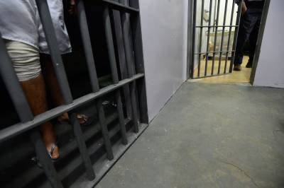 2013-12-11. Crédito: Ronaldo de Oliveira/CB/D.A Press. Brasil. - GO. Menores infratores são soltos por falta de lugar para cumprir pena em cidades do entorno. Menor detido no CEOPS da Cidade Ocidental.