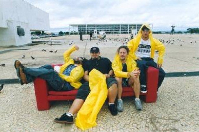 27/10/1999. Claudio Versiani/CB/D.A Press. Brasil. Brasília - DF. Fred, Digão, Canisso e Rodolfo, da banda Raimundos, na Praça dos Três Poderes.