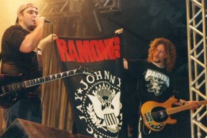 31/10/1999. Crédito: Anderson Schineider/CB/D.A Press. Brasil. Brasília - DF. Digão e Canisso, da banda Raimundos, seguram faixa do Ramones durante apresentação da banda.
