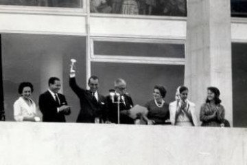 26/04/1960. Crédito: José medeiros/O Cruzeiro/EM/D.A Press. Brasil. Brasília - DF.  O Presidente da Republica do Brasil, Juscelino Kubitschek, segurando a chave da cidade, recebida das mãos de Israel Pinheiro durante inauguração de Brasília. -  (crédito: Jose Medeiros/EM/D.A Press)