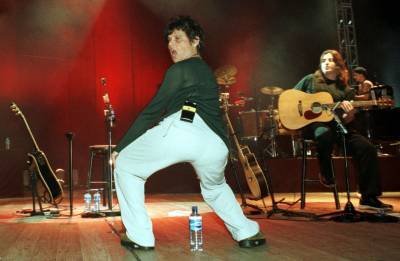 2001-08-06. Crédito: Nehil Hamilton/CB/D.A Press. Brasil. Brasília - DF. A cantora Cássia Eller dança sobre garrafa de água mineral durante apresentação na Sala Villa-Lobos do Teatro Nacional Claudio Santoro. 