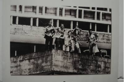 Reproducao de foto antiga que mostra estudantes em confronto, exposta em area comum da Faculdade de Direito. Ditadura no Brasil. O advogado, Carlos Cateb, que ficou sitiado na Escola de Direito da UFMG no ano de 1966, quando era estudante. - (crédito: Tulio Santos/EM/Reproducao) Reproducao de foto antiga que mostra estudantes em confronto, exposta em area comum da Faculdade de Direito. Ditadura no Brasil. O advogado, Carlos Cateb, que ficou sitiado na Escola de Direito da UFMG no ano de 1966, quando era estudante. - (crédito: Tulio Santos/EM/Reproducao)