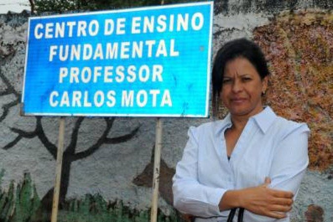 28/03/2014. Crédito: Antonio Cunha/CB/D.A Press. Brasil. Brasília - DF. Violência nas escolas. Rita de Cassia Mota, viúva do professor Carlos Mota, em frente ao Centro de Ensino Fundamental Carlos Mota, no Lago Oeste.