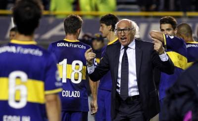 Boca Juniors' head coach Carlos Bianchi (2nd R) yells to his players after their loss to River Plate in their Argentine First Division soccer match in Buenos Aires March 30, 2014. REUTERS/Marcos Brindicci (ARGENTINA - Tags: SPORT SOCCER) - (crédito: MARCOS BRINDICCI) Boca Juniors' head coach Carlos Bianchi (2nd R) yells to his players after their loss to River Plate in their Argentine First Division soccer match in Buenos Aires March 30, 2014. REUTERS/Marcos Brindicci (ARGENTINA - Tags: SPORT SOCCER) - (crédito: MARCOS BRINDICCI)