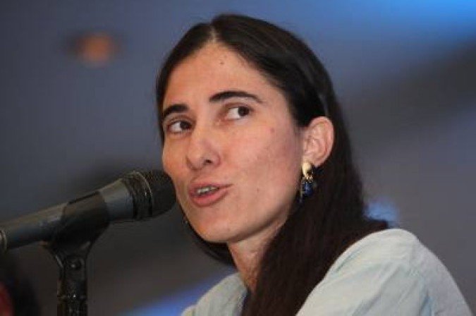 (FILE) Cuban dissident, blogger Yoani Sanchez, speaks during a press conference at the Inter American Press Association meeting in Puebla, Mexico on March 10, 2013.  Sanchez announced this Thursday that her digital newspaper 