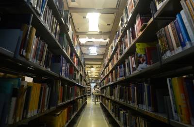 Corredor da Biblioteca Central da Universidade de Brasília -  (crédito: Ed Alves/CB/D.A Press)