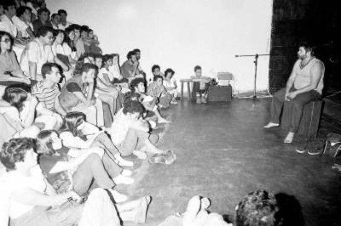 O dramaturgo Plínio Marcos durante palestra - (crédito: Ivaldo Cavalcante/Divulgação) O dramaturgo Plínio Marcos durante palestra - (crédito: Ivaldo Cavalcante/Divulgação)