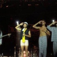 Membros da banda Mamonas Assassinas batem continência em forma de agradecimento aos presentes durante último show do grupo, em Brasília -  (crédito: Tina Coelho/CB/D.A Press)