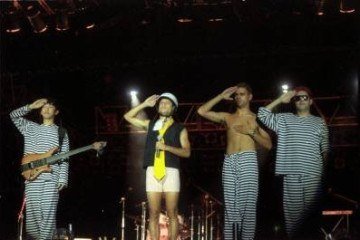 Membros da banda Mamonas Assassinas batem continência em forma de agradecimento aos presentes durante último show do grupo, em Brasília -  (crédito: Tina Coelho/CB/D.A Press)