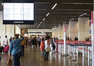 05/08/2014. Credito: Ed Alves/CB/D.A Press. Brasil. Brasilia - DF. Melhorias. Estacionamentos no Aeroporto Internacional JK.