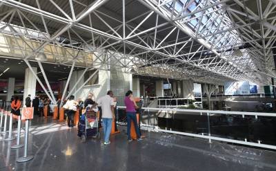 05/08/2014. Credito: Ed Alves/CB/D.A Press. Brasil. Brasilia - DF. Melhorias. Estacionamentos no Aeroporto Internacional JK.