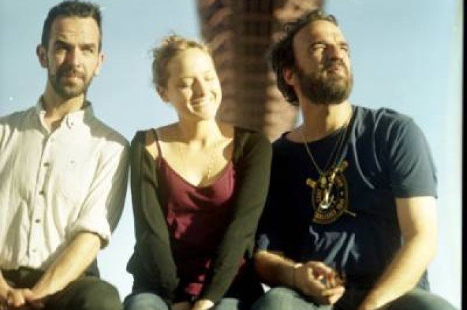 Crédito: Pedro Trigueiro/Divulgação. Banda do Mar, composta pelos músicos Marcelo Camelo, Mallu Magalhães e Fred Ferreira.