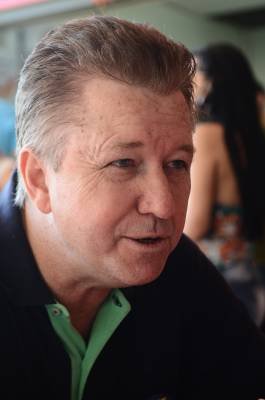 13/09/2014. Crédito: Marcelo Ferreira/CB/D.A Press. Brasil. Brasília - DF. Candidato a governador do Distrito Federal Luiz Pitiman (PSDB), em dia de campanha eleitoral na feira da Torre de TV.