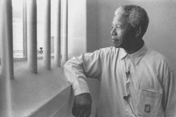 Crédito: Getty Images/Reprodução. Nelson Mandela em sua antiga cela dos tempos que ficou preso, foto retirada de pagina do livro Mandela - Meu prisioneiro, meu amigo, de Christo Brand com Barbara Jones. 