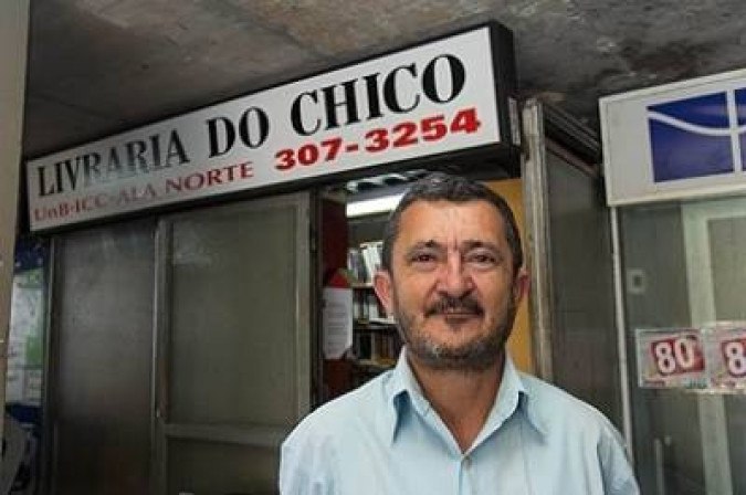 Crédito: Isa Lima/Agência UnB. Chico livreiro, conhecido como Chiquinho da UnB. -  (crédito: Isa Lima/Agência UnB)