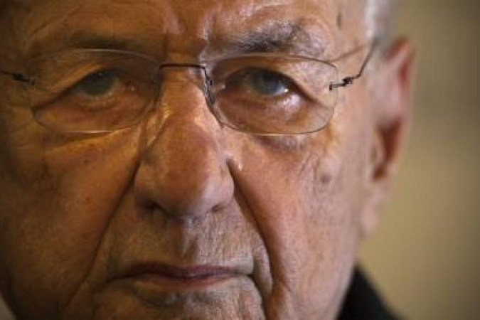 Gehry popularizou a arquitetura contemporânea e se tornou uma personalidade tão conhecida que chegou a aparecer na série de televisão Gehry popularizou a arquitetura contemporânea e se tornou uma personalidade tão conhecida que chegou a aparecer na série de televisão