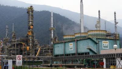 A general view of the Petrobras refinery plant in Cubatao February 25, 2015. Petroleo Brasileiro SA has hired JPMorgan Chase & Co to manage $3 billion in planned asset sales for this year, as fallout from a corruption scandal shuts access to financing for Brazil's state-controlled oil producer, two sources with direct knowledge of the situation said on Wednesday. To match Exclusive BRAZIL-PETROBRAS/JPMORGAN     REUTERS/Paulo Whitaker (BRAZIL - Tags: POLITICS BUSINESS ENERGY)