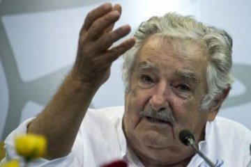 Uruguay's President Jose Mujica listens to a journalist question after signing agreements with his Bolivian counterpart Evo Morales (out of frame) in Montevideo on February 26, 2015, two days before newly elected leftist president Tabare Vazquez assumes office, succeeding Mujica. AFP PHOTO / Pablo PORCIUNCULA -  (crédito: PABLO PORCIUNCULA)