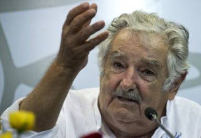 Uruguay's President Jose Mujica listens to a journalist question after signing agreements with his Bolivian counterpart Evo Morales (out of frame) in Montevideo on February 26, 2015, two days before newly elected leftist president Tabare Vazquez assumes office, succeeding Mujica. AFP PHOTO / Pablo PORCIUNCULA -  (crédito: PABLO PORCIUNCULA)