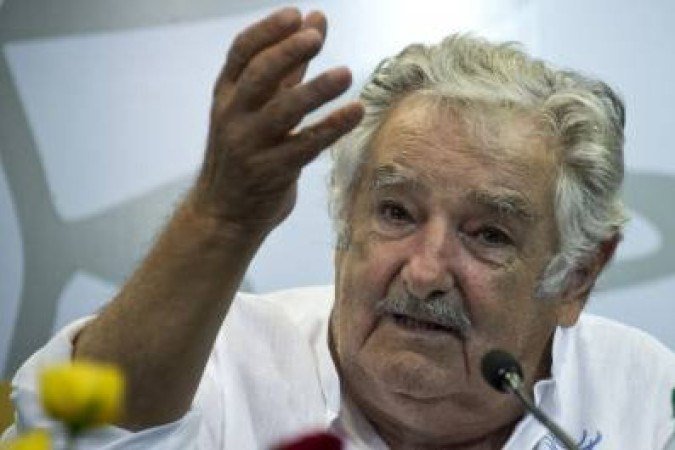Uruguay's President Jose Mujica listens to a journalist question after signing agreements with his Bolivian counterpart Evo Morales (out of frame) in Montevideo on February 26, 2015, two days before newly elected leftist president Tabare Vazquez assumes office, succeeding Mujica. AFP PHOTO / Pablo PORCIUNCULA - (crédito: PABLO PORCIUNCULA) Uruguay's President Jose Mujica listens to a journalist question after signing agreements with his Bolivian counterpart Evo Morales (out of frame) in Montevideo on February 26, 2015, two days before newly elected leftist president Tabare Vazquez assumes office, succeeding Mujica. AFP PHOTO / Pablo PORCIUNCULA - (crédito: PABLO PORCIUNCULA)