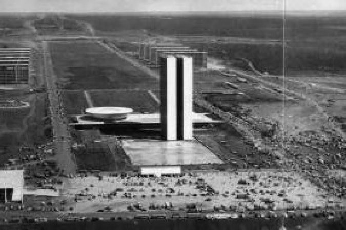21/04/1960. Crédito: Coleção Pedro Mattoso/Reprodução. Brasil. Brasília - DF. Vista aérea da Praça dos Três Poderes, tendo ao fundo o prédio do Congresso Nacional e a Esplanada dos Ministérios durante a inauguração de Brasília, imagem do livro Brasília, de Lina Kim e Michael Wesely. - (crédito: Cole??o Pedro Mattoso/Reprodu) 21/04/1960. Crédito: Coleção Pedro Mattoso/Reprodução. Brasil. Brasília - DF. Vista aérea da Praça dos Três Poderes, tendo ao fundo o prédio do Congresso Nacional e a Esplanada dos Ministérios durante a inauguração de Brasília, imagem do livro Brasília, de Lina Kim e Michael Wesely. - (crédito: Cole??o Pedro Mattoso/Reprodu)