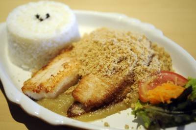 06/03/2015. Crédito: Bruno Peres/CB/D.A Press. Brasil. Brasília - DF. Prato Tilápia na cama de purê de maçã, com farofa de nozes e arroz do restaurante Peixe na Rede.