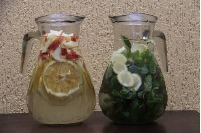 23/04/2015. Crédito: Ana Rayssa/Esp. CB/D.A. Press. Brasil. Brasília - DF. Águas saborisadaas. Água com maça, laranja e gengibre e água com folhas de hortelã, manjericão, gengibre e orégano (verde) do Spa Equilibriom.