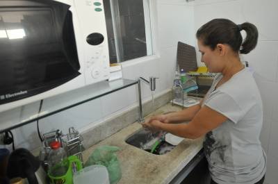 Área que mais contrata no Brasil atualmente é o setor de serviços, com destaque para serviços de limpeza doméstica - (crédito: Minervino Junior/CB/D.A Press) Área que mais contrata no Brasil atualmente é o setor de serviços, com destaque para serviços de limpeza doméstica - (crédito: Minervino Junior/CB/D.A Press)