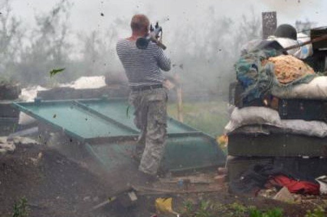 Soldado ucraniano utiliza lança-granadas contra separatistas pró-Rússia