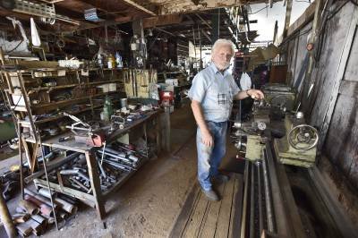 02/06/2015. Crédito: Breno Fortes/CB/D.A. Press. Brasil. Brasília - DF. José Perdiz, 83 anos, proprietário do Teatro Oficina do Perdiz na 708/709 Norte que foi desativado.