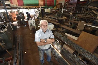 2015-06-02. Crédito: Breno Fortes/CB/D.A. Press. Brasil. Brasília - DF. José Perdiz, 83 anos, proprietário do Teatro Oficina do Perdiz na 708/709 Norte, que foi desativado.