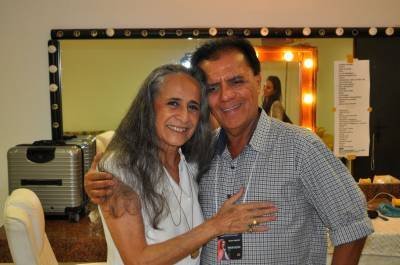 Crédito: Diego Ponce de Leon/CB/D.A Press. Brasil. Cantora Maria Bethânia e o jornalista Irlam Rocha Lima. - (crédito: Diego Ponce de Leon/CB/D.A Press) Crédito: Diego Ponce de Leon/CB/D.A Press. Brasil. Cantora Maria Bethânia e o jornalista Irlam Rocha Lima. - (crédito: Diego Ponce de Leon/CB/D.A Press)