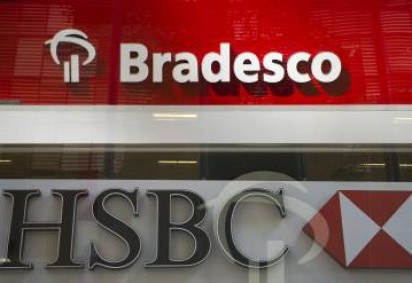 Picture of the logos of Brazilian bank Bradescothe British multinational HSBC, taken at the financial centre in downtown Rio de Janeiro, on August 3, 2015. Bradesco, one of Brazil's biggest bankingfinancial services companies, announced it is buying HSBC's unit in Brazil for about 5.2 billion US dollars.  AFP PHOTO / VANDERLEI ALMEIDA -  (crédito: VANDERLEI ALMEIDA)