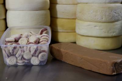 06/08/2015 Crédito: Rodrigo Nunes/Esp. CB/D.A Press Brasil. Brasilia - DF. Restaurantes fora do plano. Doce de leite, casadinho e queijo minas curado da Casa de Queijo da Katia na Feira Permanente do Nucleo Bandeirante.