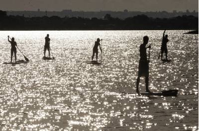 25/08/2015. Crédito: Marcelo Ferreira/CB/D.A Press. Brasil. Brasília - DF. Pessoas praticam Stand up paddle - SUP no Lago, na Ermida Dom Bosco.