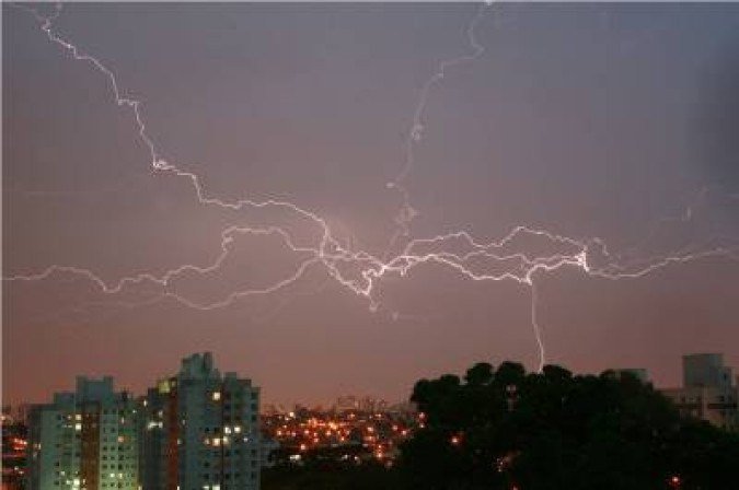 Crédito: Reni Edson dos Santos/Divulgação. Raios.  Curitiba - PR