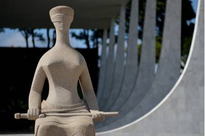 15/11/2013. Crédito: Gustavo Moreno/CB/D.A Press. Brasil. Brasilia-DF. Monumentos. Estátua da justiça, na Praça dos Três Poderes, na Esplanada dos Ministérios. - (crédito: Gustavo Moreno/CB/D.A Press) 15/11/2013. Crédito: Gustavo Moreno/CB/D.A Press. Brasil. Brasilia-DF. Monumentos. Estátua da justiça, na Praça dos Três Poderes, na Esplanada dos Ministérios. - (crédito: Gustavo Moreno/CB/D.A Press)