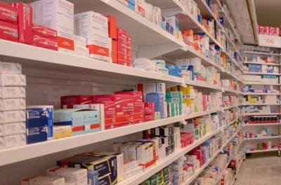 23/10/2015. Crédito: Jhonatan Vieira/Esp. CB/D.A. Press. Brasil. Brasília - DF. Variação no preço dos medicamentos. Estante de remedios em Farmacia.