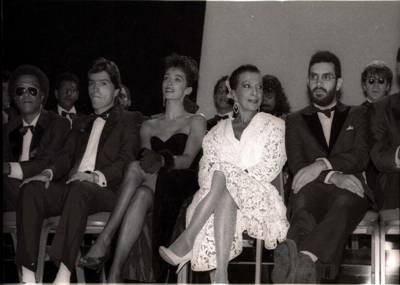 Crédito: Evandro Teixeira/CPDOC JB. Brasil. Brasília - DF. Elizeth Cardoso e Renato Russo durante entre do 1º Prêmio Sharp de Música, no Hotel Nacional.