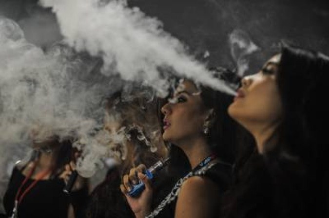 As consequências a longo prazo do consumo de cigarros eletrônicos ainda não são totalmente conhecidas por especialistas, mas o aparecimento de doenças novas ligadas a esse vício, como a evali, evidenciam os malefícios e as consequências desses dispositivos  -  (crédito: MOHD RASFAN)