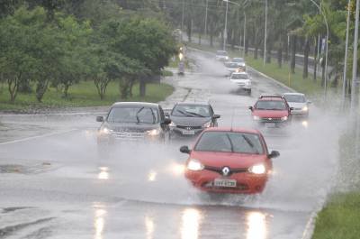 Distrito Federal foi incluído no alerta do Inmet. Fim de semana pode ser de extremos e há risco de tempestades trazerem transtornos e destruição - (crédito: Antonio Cunha/CB/D.A Press) Distrito Federal foi incluído no alerta do Inmet. Fim de semana pode ser de extremos e há risco de tempestades trazerem transtornos e destruição - (crédito: Antonio Cunha/CB/D.A Press)
