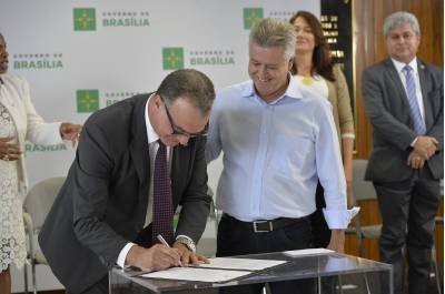 21/01/2016. Crédito: Marcelo Ferreira/CB/D.A Press. Brasil. Brasília - DF. O Diretor-geral da PCDF Eric Seba e o governador do Distrito Federal Rodrigo Rollemberg, assinatura do decreto para criação da Delegacia Especial de Repressão aos Crimes por Discriminação Racial Religiosa por Orientação Sexual realizada no Palácio do Buriti.