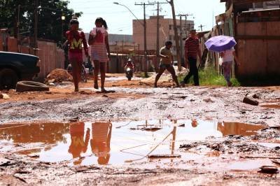 18/02/2016. Crédito: Rodrigo Nunes/Esp.CB/D.A. Press. Brasil. Brasília - DF. Viver sem saneamento básico. Famílias que vivem na unidade da federação com maior porcentagem de esgoto e água tratada, ainda não tem saneamento, na Estrutural. Esgotos e lixo a céu aberto contribuem para proliferação do mosquito transmissor da dengue. - (crédito: Rodrigo Nunes/Esp. CB/D.A Press) 18/02/2016. Crédito: Rodrigo Nunes/Esp.CB/D.A. Press. Brasil. Brasília - DF. Viver sem saneamento básico. Famílias que vivem na unidade da federação com maior porcentagem de esgoto e água tratada, ainda não tem saneamento, na Estrutural. Esgotos e lixo a céu aberto contribuem para proliferação do mosquito transmissor da dengue. - (crédito: Rodrigo Nunes/Esp. CB/D.A Press)