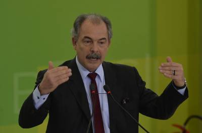 12/04/2016. Crédito: Marcelo Ferreira/CB/D.A Press. Brasil. Brasília - DF. O ministro Aloizio Mercadante fala durante recepção aos estudantes e educadores no Palácio do Planalto. -  (crédito: Marcelo Ferreira/CB/D.A Press)