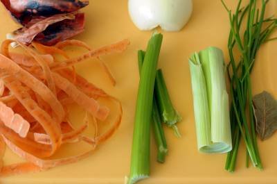 14/04/2016. Crédito: Antonio Cunha/CB/D.A. Press. Brasil. Brasília - DF. Talos de legumes e verduras acompanhamentos do caldo de legumes, receita do personal chef Leo Cortez.