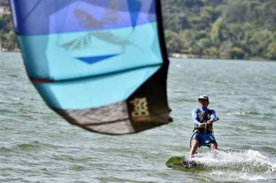 20/04/2016. Credito: Breno Fortes/CB/D.A Press. Brasil. Brasilia - DF. Projeto de lei prevê diretrizes para a prática de Kitesurf no Lago Paranoá. Na foto o professor de kitesurf Carlos Augusto Batalha, 36 anos.