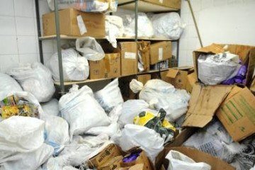 28/04/2016. Crédito: Dênio Simões/Agência Brasília. Brasil. Brasília - DF. Polícia Civil intensifica combate a produtos piratas. Brinquedos, roupas, óculos, DVDs e até os mais diversos tipos de remédios. A lista de itens é variada e aumentou desde o início do ano passado, quando uma mudança no foco das operações fez com que apreensões como de acessórios para celular passassem de zero em 2014 para 137.408 em 2015. O trabalho da Delegacia de Combate aos Crimes contra a Propriedade Imaterial, da Polícia Civil do Distrito Federal (PCDF), é extenso e coíbe vários delitos relacionados à falsificação e ao contrabando.  -  (crédito: Dênio Simões/Agência Brasília)