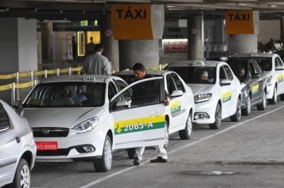 16/05/2016. Crédito: Minervino Junior/CB/D.A. Press. Brasil. Brasilia - DF. Taxistas se mobilizam para protestar contra o aplicativo UBER, no Aeroporto Internacional JK.
